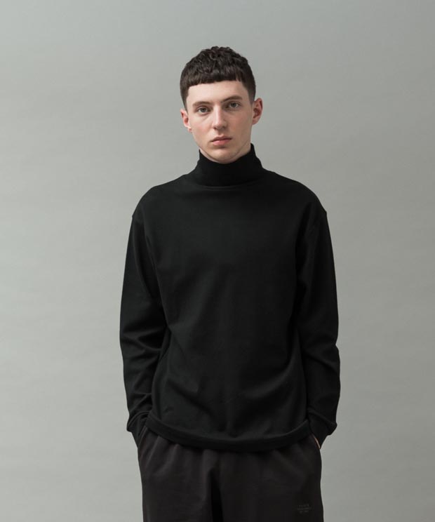 Compact Smooth Turtle Neck - BLACK